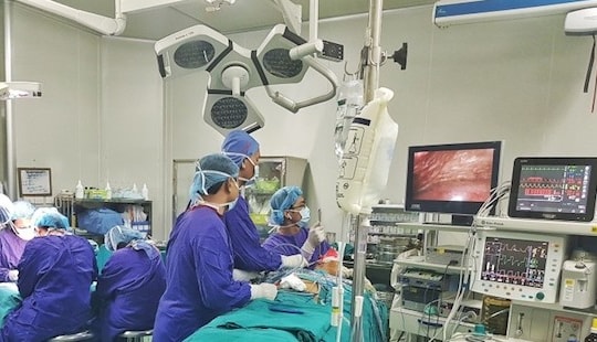 Bác sĩ Việt chinh phục kỹ thuật khó trong tạo hình vành tai nhỏ