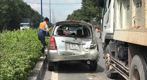 Bình Dương: Tai nạn liên hoàn giữa 3 ô tô, giao thông gặp nhiều khó khăn