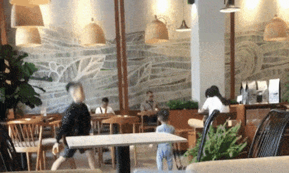 Con nô đùa, phá phách trong quán cà phê và hành xử của 2 bà mẹ khiến người xung quanh bức xúc