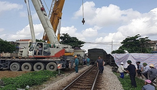 Bị tàu hỏa tông trúng, hai công nhân đường sắt thương vong