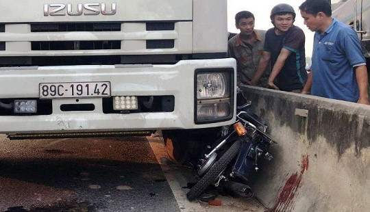 Va chạm với xe tải, 3 nữ sinh bị tông văng khỏi xe máy