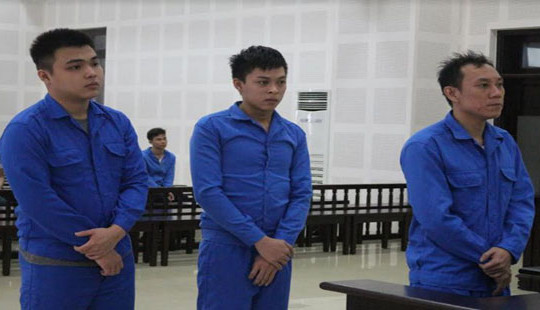 Cưỡng đoạt tiền “bảo kê” của ông chủ nước ngoài