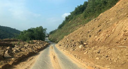 Hàng chục điểm sạt lở trên Quốc lộ 15 nhiều năm vẫn chưa được thu dọn