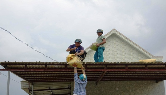 Quảng Ngãi: Người dân vùng ven biển khẩn trương chèn chống nhà cửa