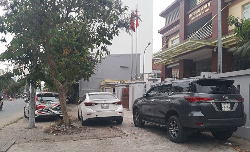 TPHCM: Tràn lan ô tô đậu lấn chiếm lòng đường, vỉa hè tại quận Gò Vấp