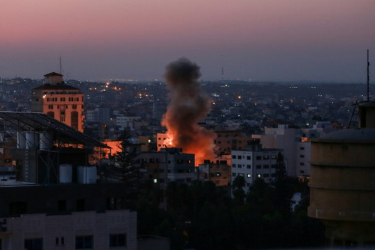 Tên lửa bắn liên tiếp ở Gaza sau khi cuộc tấn công của Israel giết chết một chỉ huy cấp cao Palestine