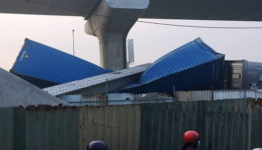 Xe container kéo sập dầm bê tông công trình cầu bộ hành