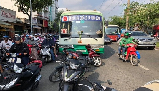 Xe buýt 'hạ gục' hàng loạt xe máy dừng đèn đỏ