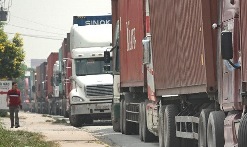 Bình Dương: Hàng chục container đỗ trong làn đường dành cho xe máy, giao thông hỗn loạn