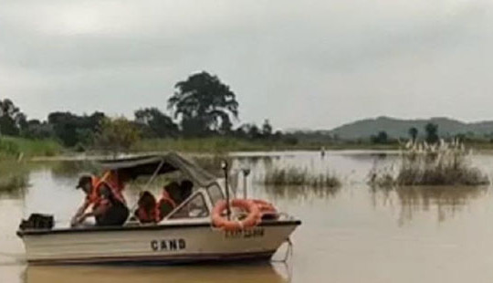Bơi ra giữa sông bắt rắn, 1 người bị nước cuốn trôi mất tích