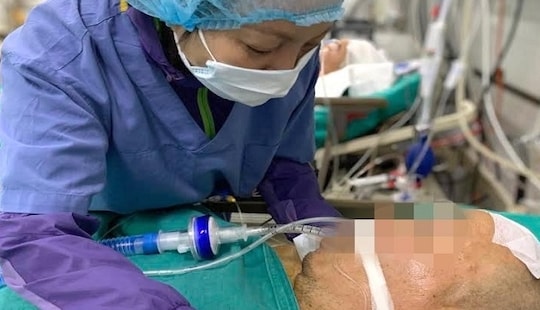 Phút tiễn biệt của người vợ trẻ trước lúc hiến tạng chồng