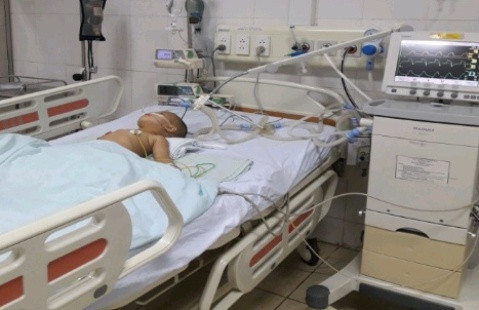 Bé trai 17 tháng tuổi suýt mất mạng vì hóc hạt hướng dương