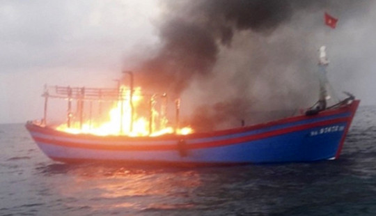 Kịp thời cứu sống 7 thuyền viên trên tàu cá bốc cháy giữa biển
