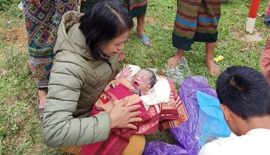 Sản phụ chuyển dạ bên vệ đường, cô giáo thành “bà đỡ”