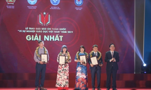 Bộ trưởng Bộ GD-ĐT: Báo chí cổ vũ những tấm gương giáo viên, học sinh nỗ lực vượt qua khó khăn