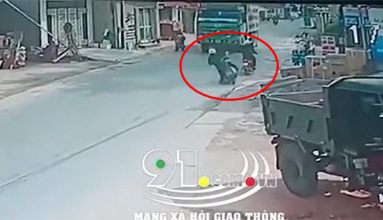 Clip: Mất lái ngã ra đường, người đàn ông đi xe máy bị xe tải cán tử vong