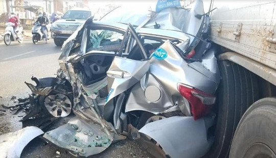 Xe tải tông bẹp nát taxi, tài xế và hành khách thoát chết khó tin