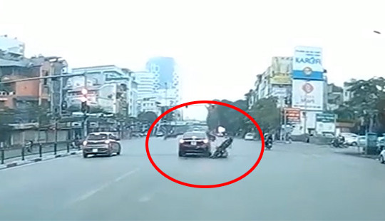 Clip: Đi xe máy mải bấm điện thoại, nam thanh niên tông thẳng vào đuôi xe ô tô