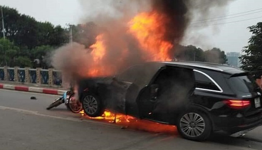 Cháy ô tô và xe máy trên đường Lê Văn Lương, 1 phụ nữ tử vong