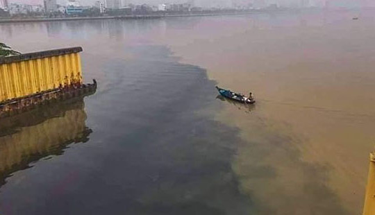 Hệ thống thu gom nước thải bị tắc nghẽn khiến nước sông Hàn có màu đen