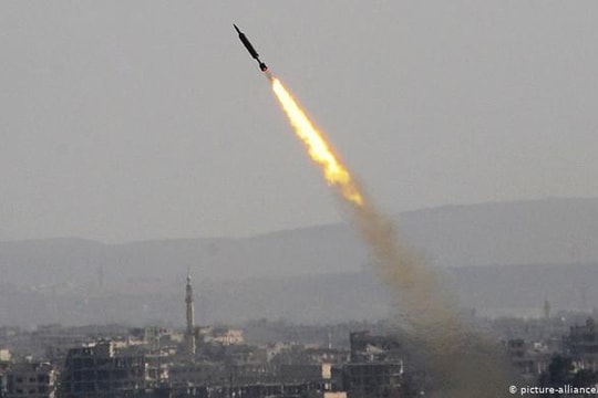 Israel không kích trên diện rộng mục tiêu quân sự của Iran và Syria
