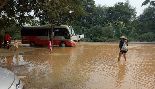 Đường ống nước sạch sông Đà lại gặp sự cố