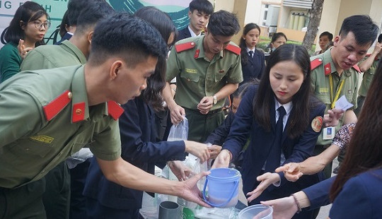 Nồi cháo yêu thương của sinh viên Học viện Tòa án và Học viện Chính trị CAND
