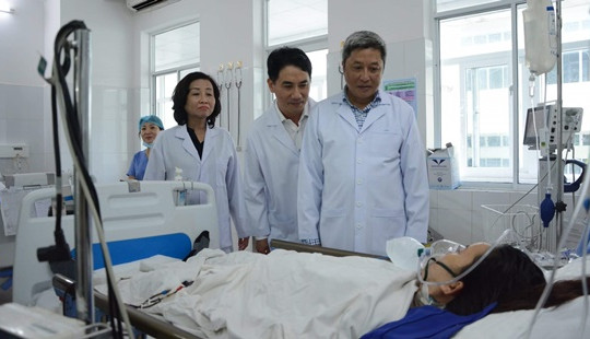 Thứ trưởng Bộ Y tế Nguyễn Trường Sơn kiểm tra vụ tai biến sản khoa tại Đà Nẵng