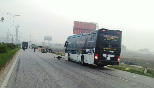 Hai bố con tử vong dưới gầm xe khách