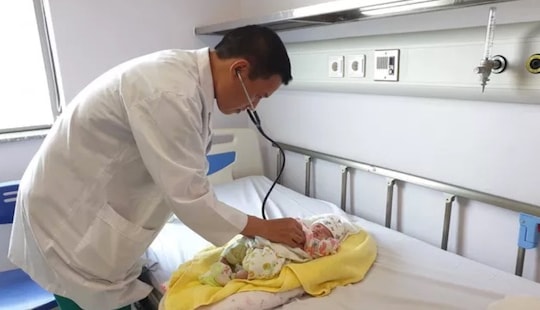 Em bé 8 ngày tuổi được gửi từ Lào qua Việt Nam để phẫu thuật tim phức tạp