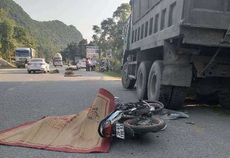 Tông xe tải bên đường, nam thanh niên tử vong