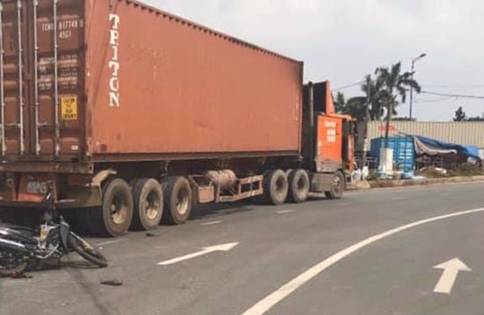 Cha mẹ bị thương, bé gái 2 tuổi tử vong sau va chạm với container