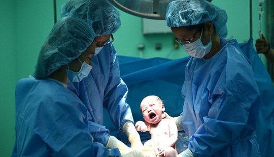 Sản phụ suýt mất con khi đòi "sinh thuận tự nhiên"