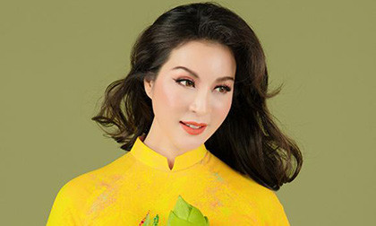 MC Thanh Mai khoe nhan sắc không tuổi với áo dài hoa sen