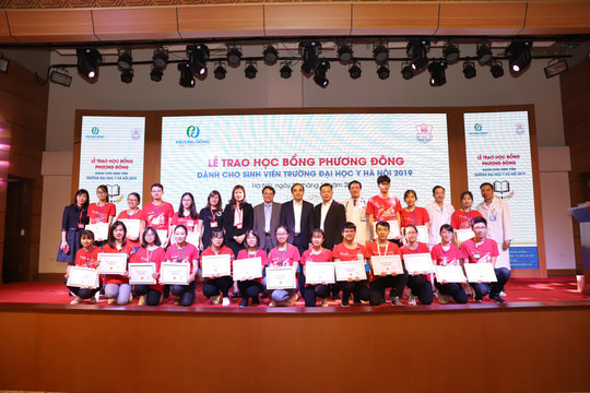 Bệnh viện Đa khoa Phương Đông trao 20 suất học bổng cho sinh viên Đại Học Y Hà Nội