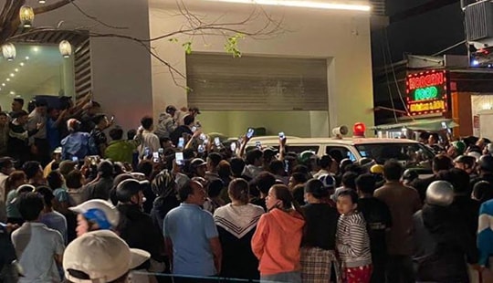 Người đàn ông nghi ngáo đá “vắt vẻo” ở tầng 23 của khách sạn