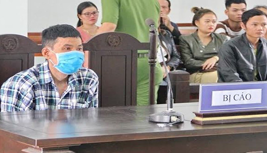 Người chồng mang nỗi ám ảnh tưới xăng đốt vợ