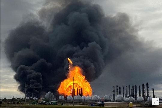 Hàng ngàn người sơ tán vì cháy nhà máy hóa dầu ở Texas cháy