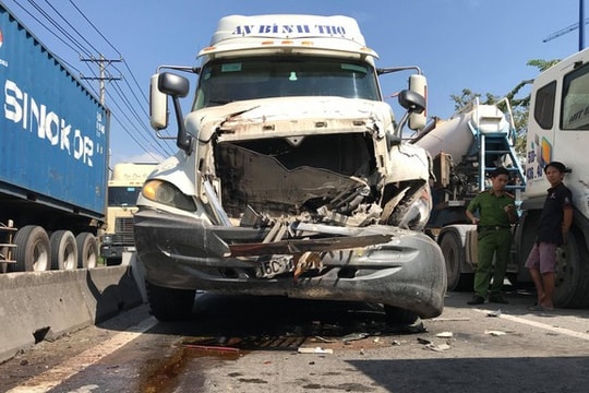Xe đầu kéo tông loạt xe chờ đèn đỏ trên Xa lộ Hà Nội
