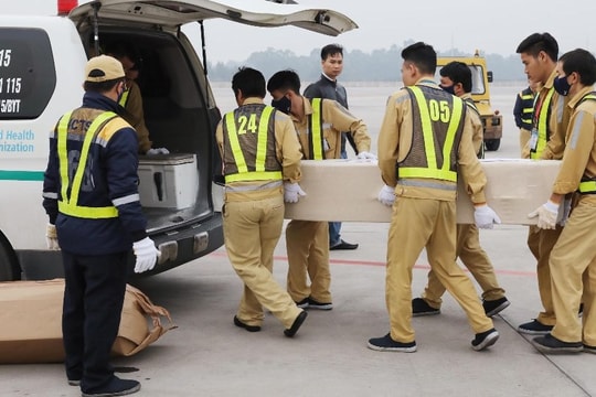 Hoàn tất đưa thi hài, tro cốt vụ 39 người chết ở Anh về nước