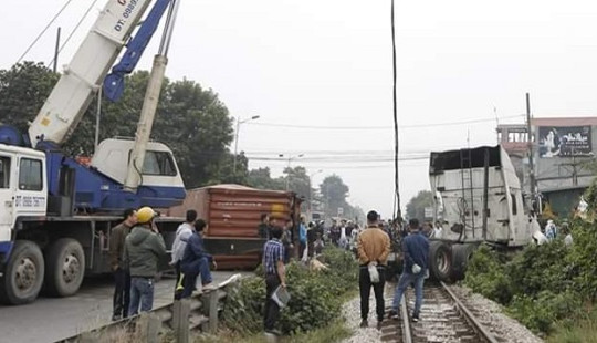Hà Nội: Xe container bị tàu hỏa đâm đứt đôi