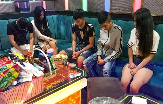 22 nam nữ thanh niên vừa hát vừa dùng ma túy