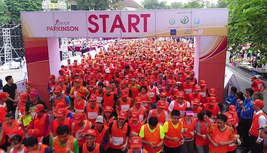 2.000 người tham gia chạy vì bệnh nhân Parkinson