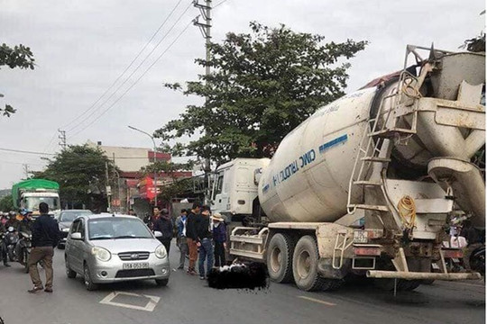 Đi xe máy lạng lách ngã xuống đường, 3 thanh niên bị cuốn vào gầm xe bồn