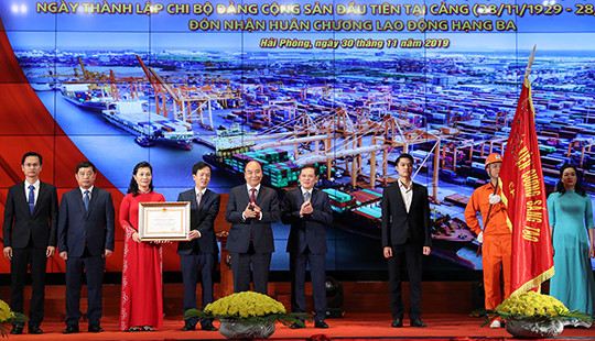 Thủ tướng dự kỷ niệm 90 năm Ngày truyền thống công nhân Cảng Hải Phòng