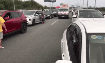 Hàng trăm tài xế chủ động nhường đường cho xe cứu thương đi qua lúc ùn tắc