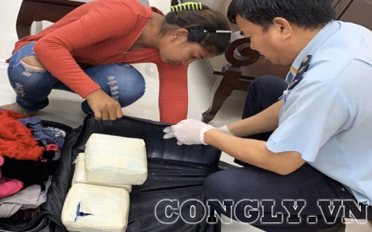 Nữ khách ngoại quốc xách vali chứa 5kg ma túy qua cửa khẩu Mộc Bài
