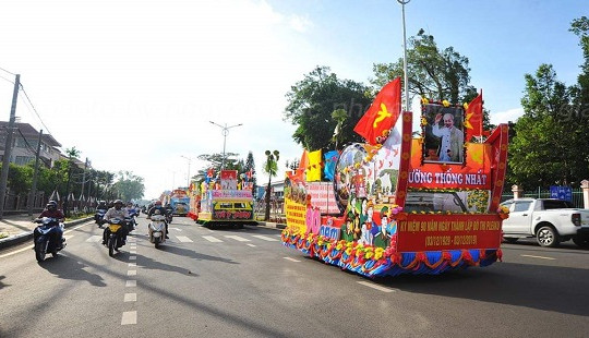 Gia Lai: Rực rỡ lễ hội đường phố và diễu hành xe hoa kỷ niệm 90 năm thành lập đô thị Pleiku