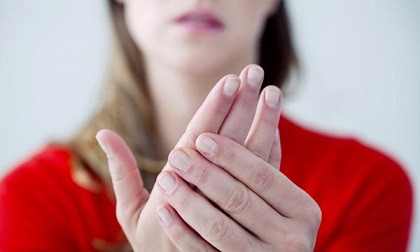 Tay chân phụ nữ thường bị lạnh trong mùa đông, nó là do cơ thể yếu hay dấu hiệu của thiếu máu?
