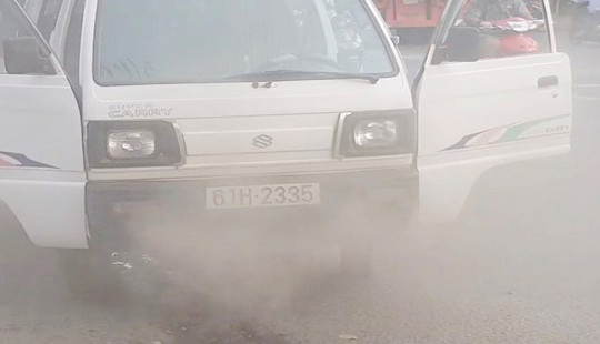 Xe chở học sinh bất ngờ bốc cháy, khói mù mịt